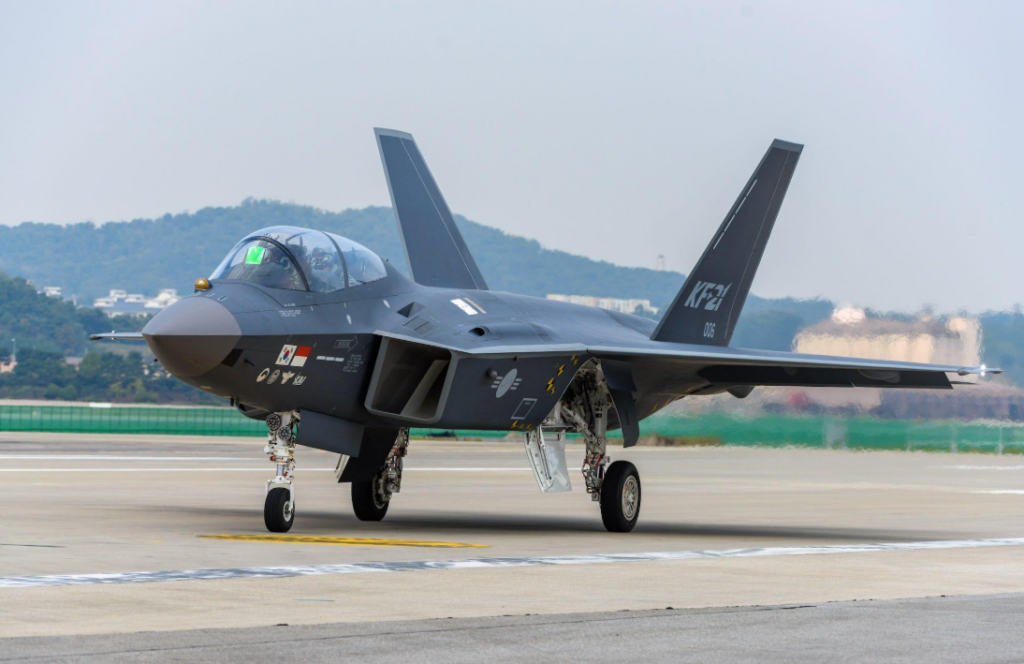 한국형 전투기 KF-21이 활주로에 착륙 후 이동하는 모습.