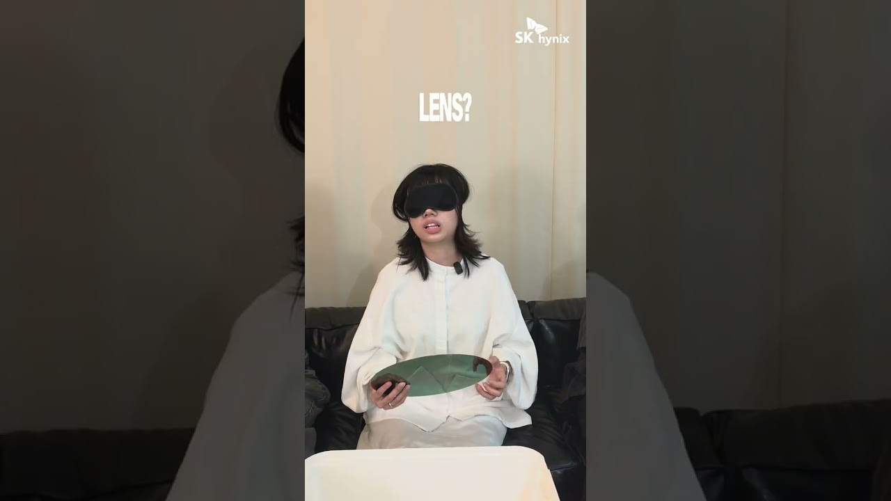 안대를 쓴 채 그릇을 들고 렌즈 관련 문제를 맞히는 SK하이닉스 앰버서더 랩 참가자