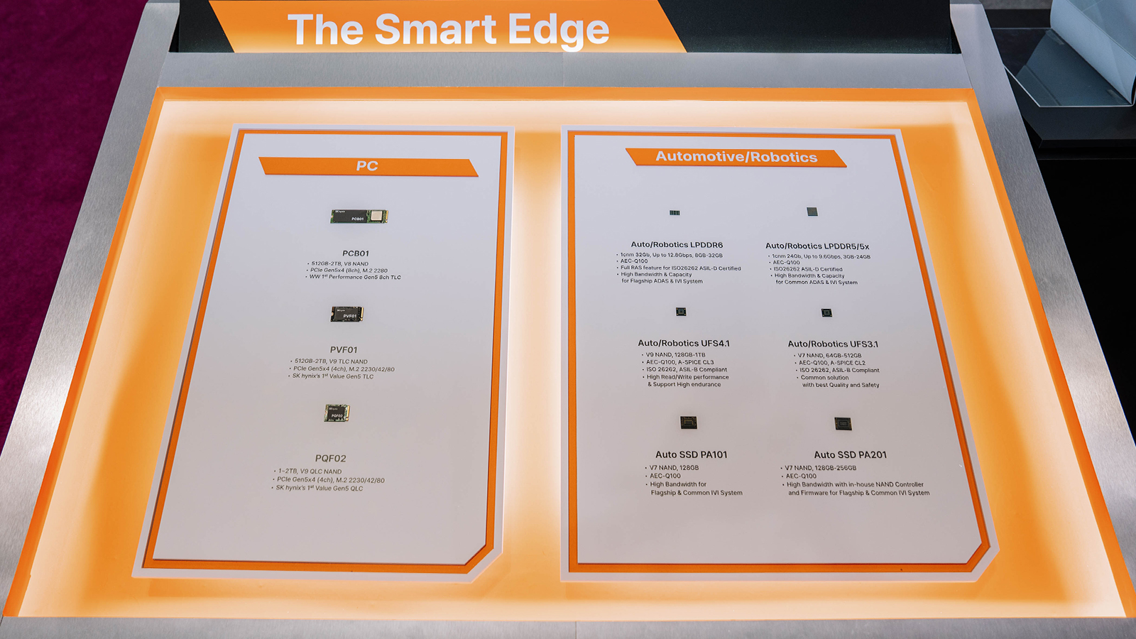 SK하이닉스가 'FMS 2026' 전시장에 마련한 'The Smart Edge' 부스, PC 및 자동차·로봇용 메모리 제품군을 소개하는 패널이 전시돼 있다.