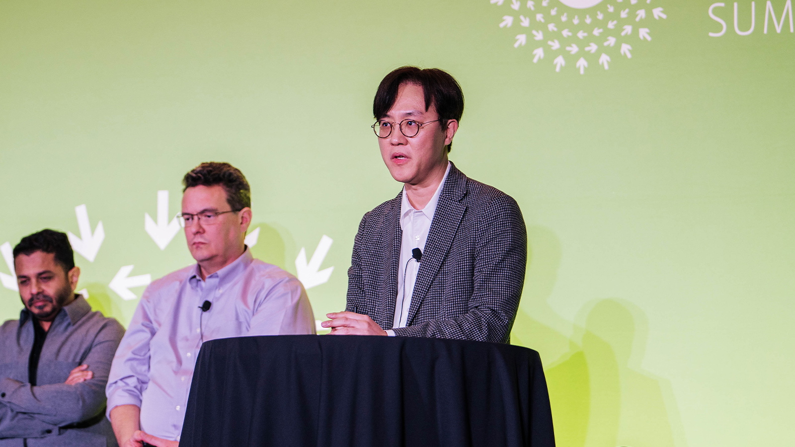 SK하이닉스 관계자가 OCP 글로벌 서밋 2026 패널 토론에서 마이크를 착용하고 발언하는 모습.