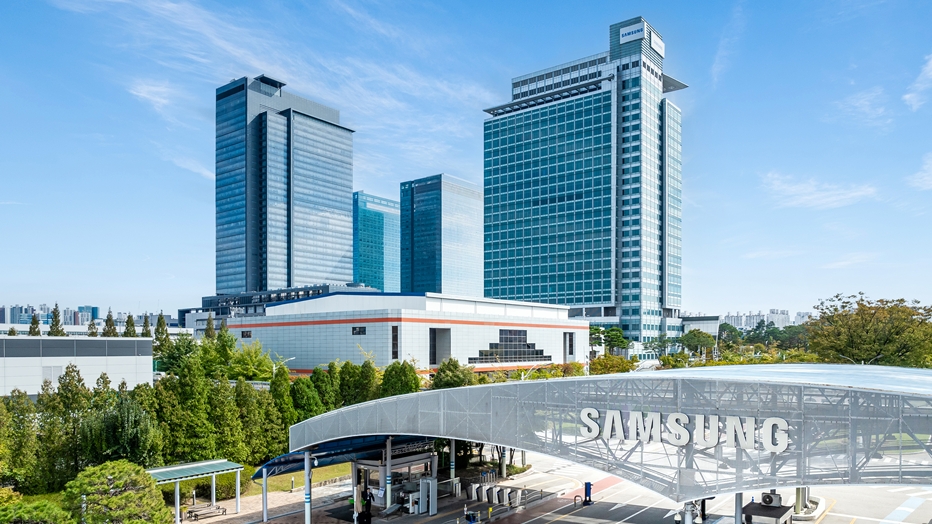 삼성전자 로고가 걸린 사업장 입구와 사옥 건물들의 전경