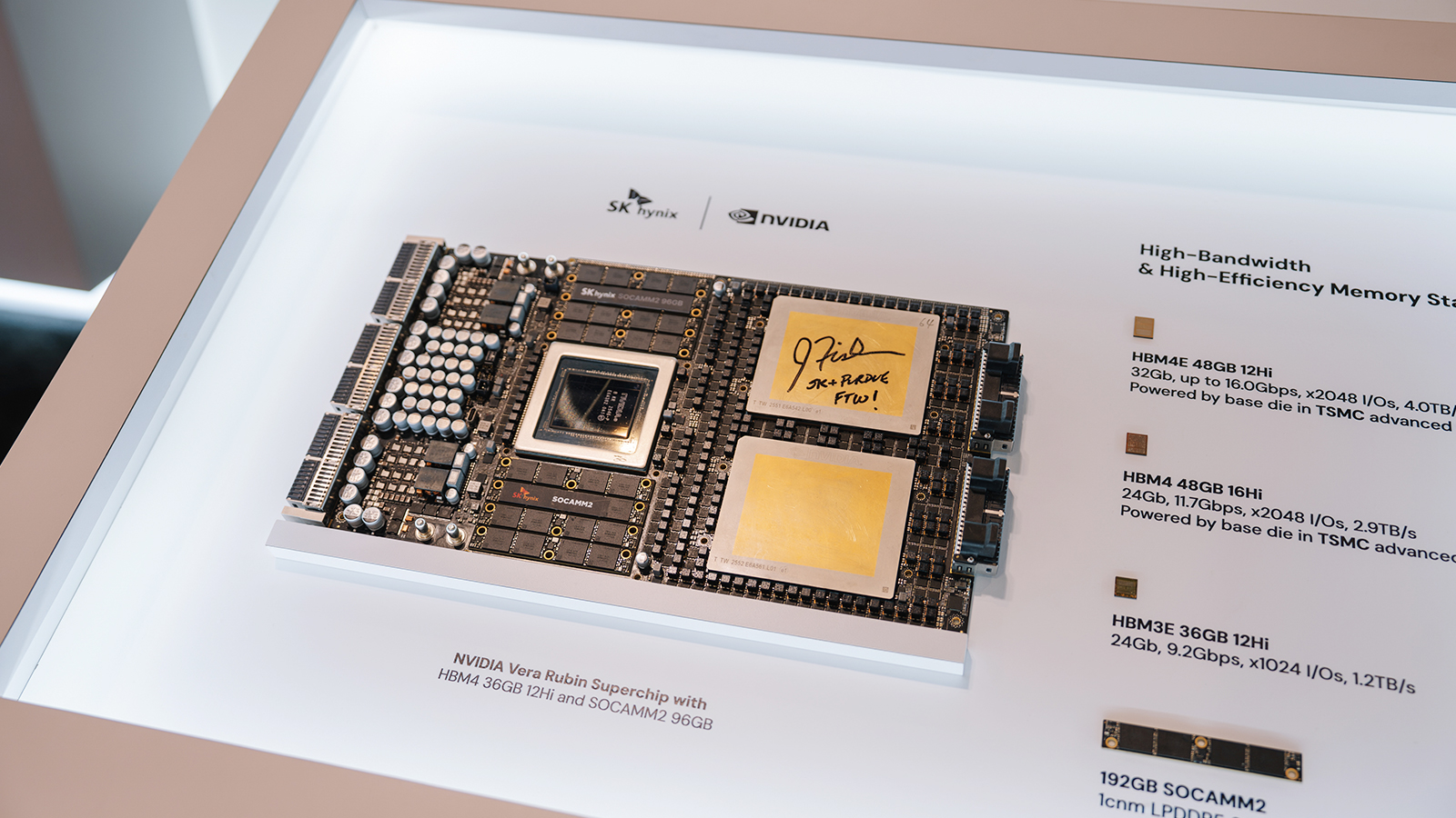 SK하이닉스와 엔비디아가 공동 개발한 HBM4 탑재 'NVIDIA Vera Rubin 슈퍼칩'과 차세대 HBM 라인업이 전시된 모습.