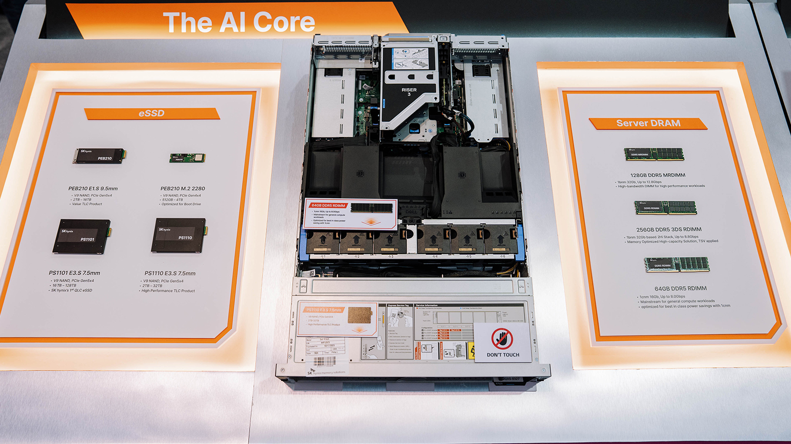 'The AI Core' 전시관에 서버 내부와 함께 SK하이닉스의 eSSD 및 서버용 DRAM 제품군이 소개되어 있다.