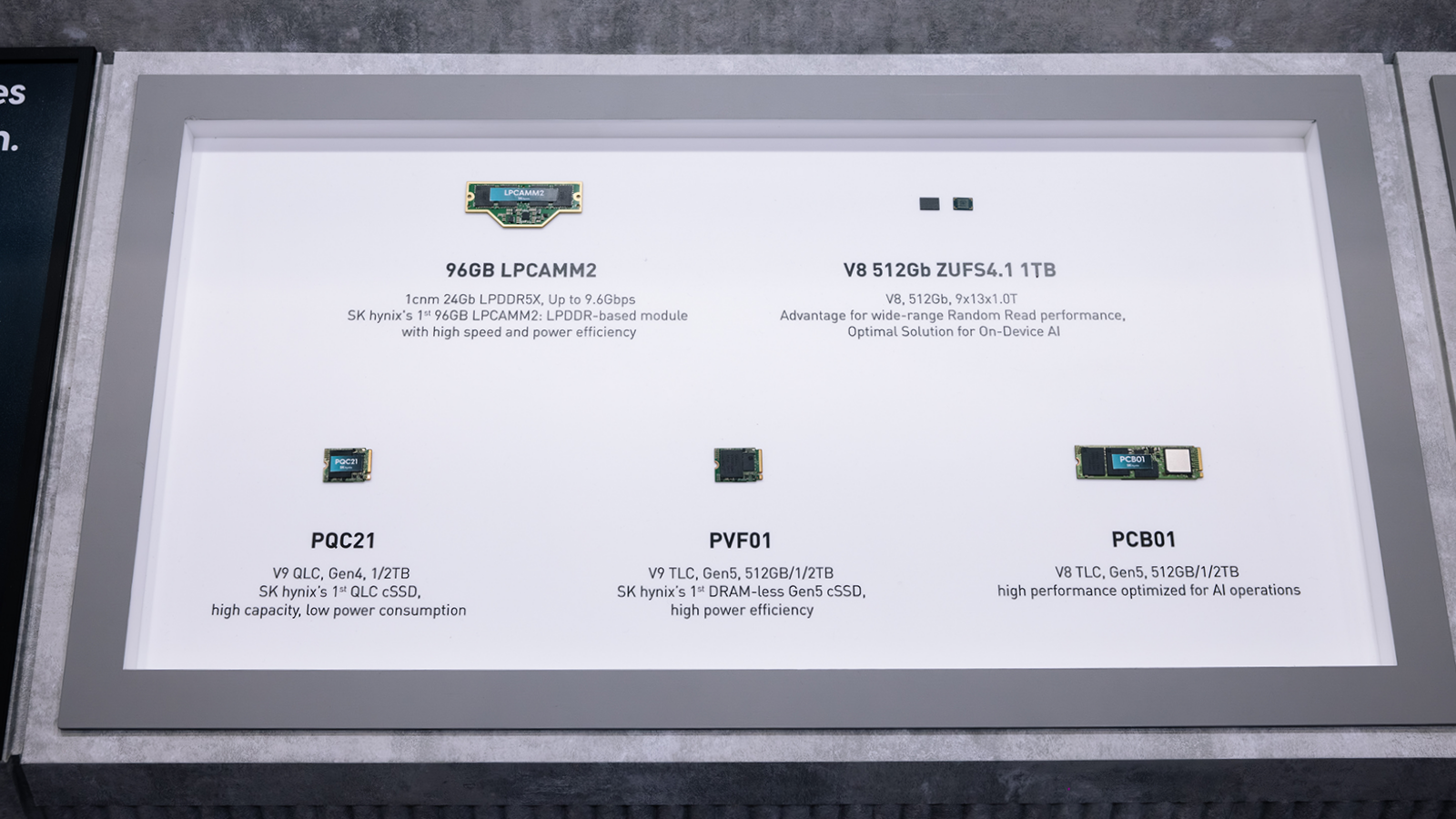 SK하이닉스가 전시한 96GB LPCAMM2, ZUFS4.1, PQC21 등 온디바이스 AI용 메모리 반도체 제품들.