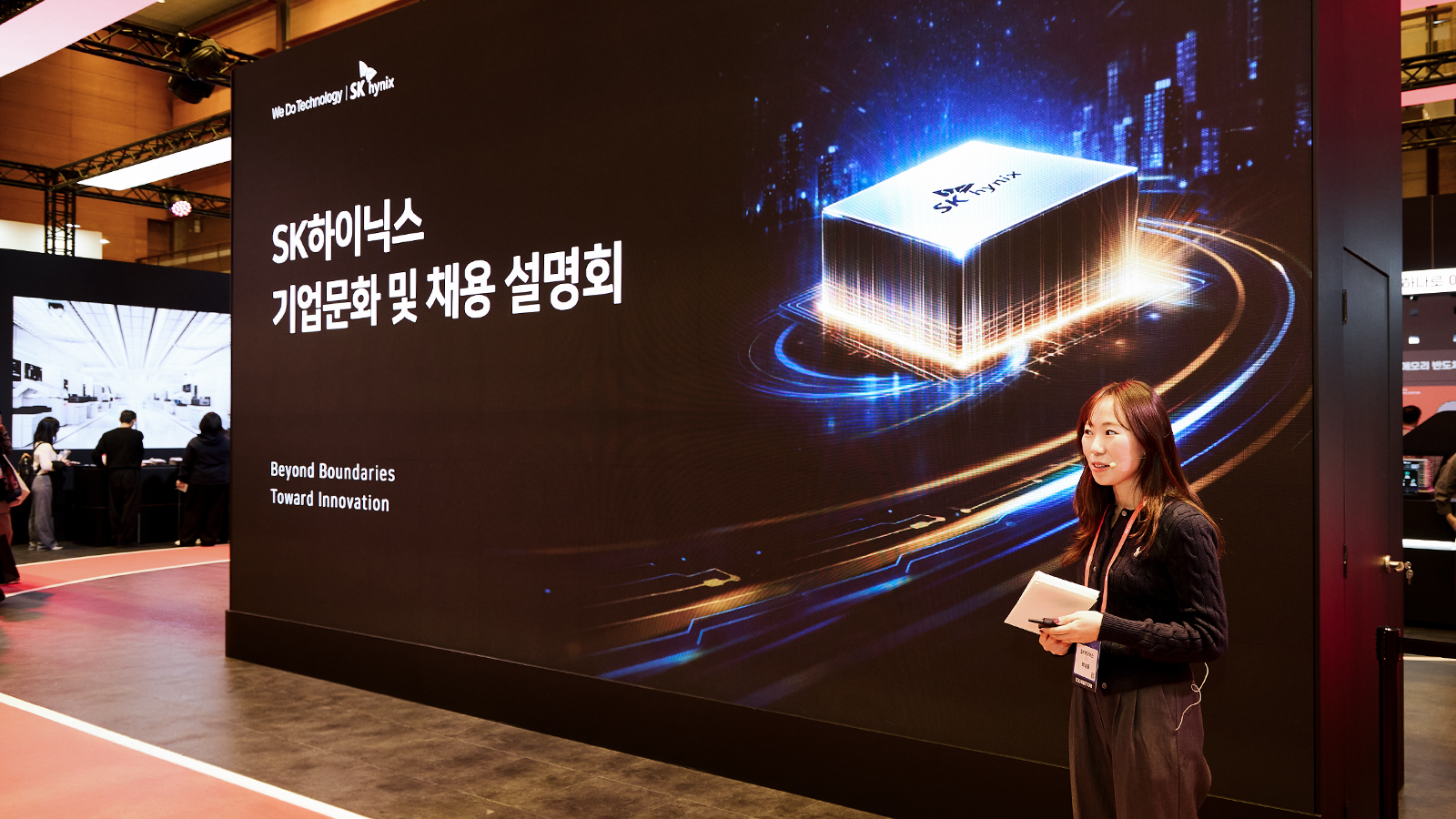 SK하이닉스 기업문화 및 채용 설명회 전광판 앞에서 관계자가 설명하고 있는 모습