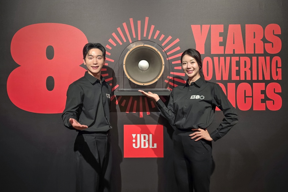 모델들이 JBL 80주년 기념 스피커 앞에서 포즈를 취하고 있다.