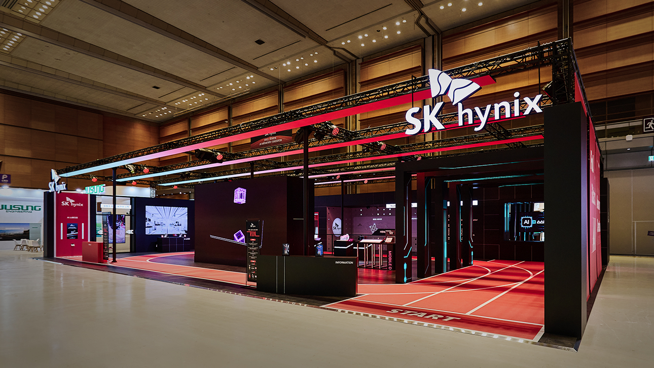 전시장에 마련된 SK하이닉스 부스 전경으로, 빨간색 트랙 바닥과 대형 SK hynix 로고가 돋보인다.