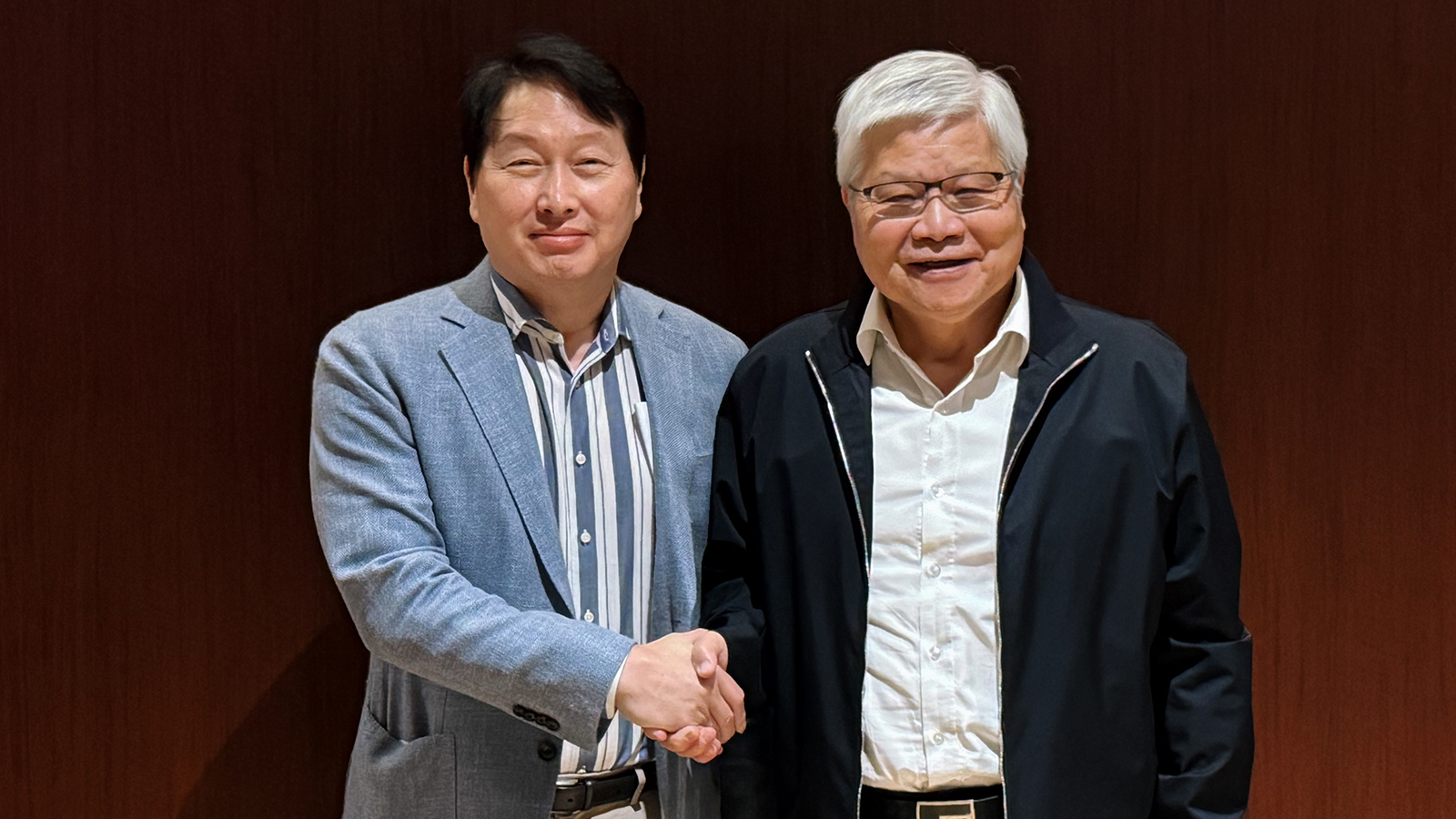 최태원 SK그룹 회장이 대만에서 만난 인사와 악수하며 기념 촬영을 하고 있다.