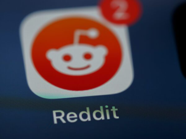 스마트폰 화면에 표시된 레딧(Reddit) 앱 아이콘, 알림 숫자 2가 표시되어 있다.