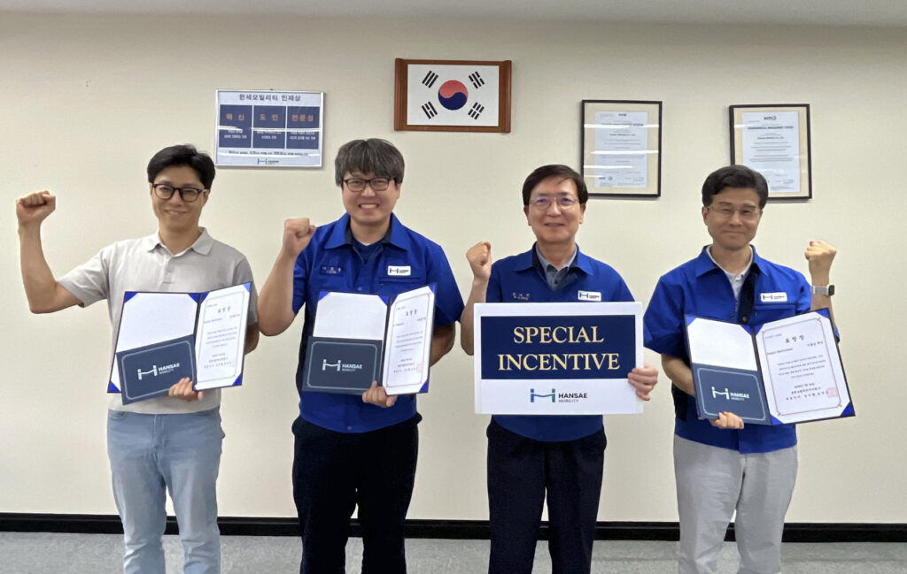 한세모빌리티 임직원들이 특별 인센티브 표창장을 들고 기념 촬영을 하고 있다.