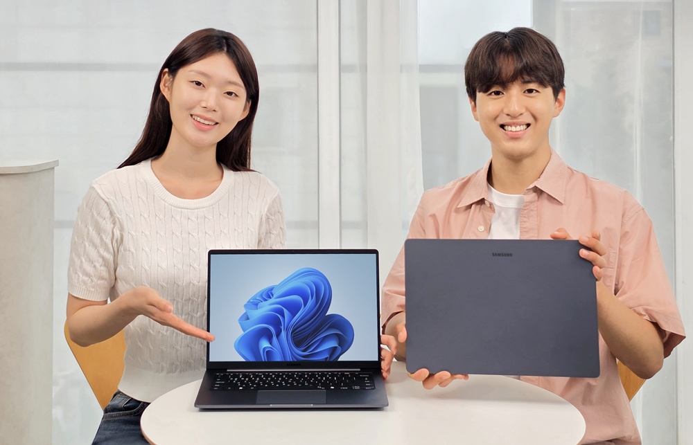 모델들이 삼성전자 New 갤럭시 북6 노트북을 소개하고 있다.