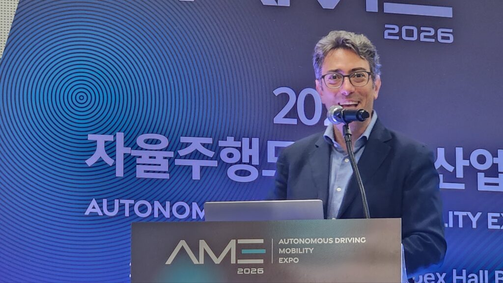 엔비디아 알파마요 총괄 마르코 파보네가 자율주행 모빌리티 엑스포(AME) 2026 연단에서 발표하고 있다.