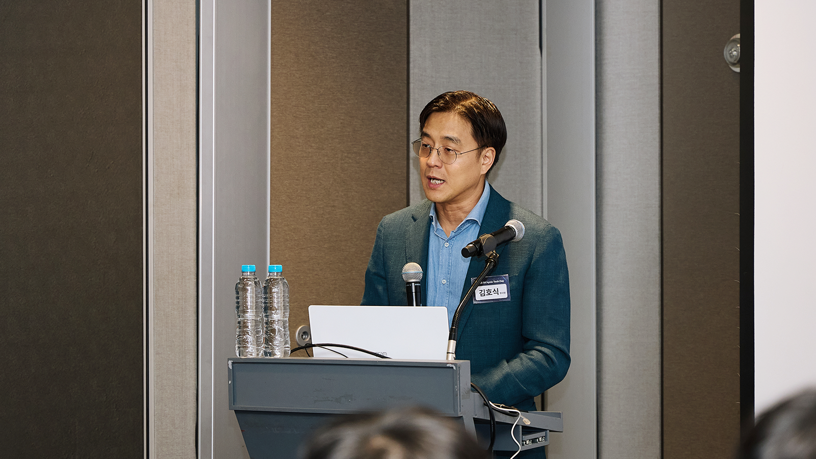김호식 부사장이 SK hynix Tech Day 행사에서 연단에 서서 발표하고 있다.