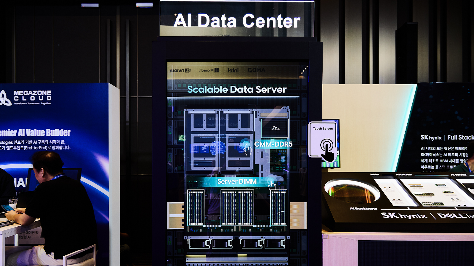 전시장에 설치된 'AI Data Center' 조형물로, SK하이닉스 서버 메모리 솔루션인 CMM-DDR5와 Server DIMM 구조가 화면에 표시돼 있다.