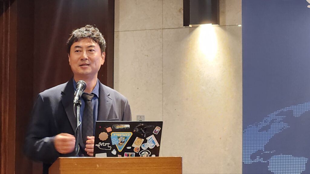 방혁준 쿤텍 대표가 연단에서 마이크를 통해 AI 보안 전략을 발표하고 있다.