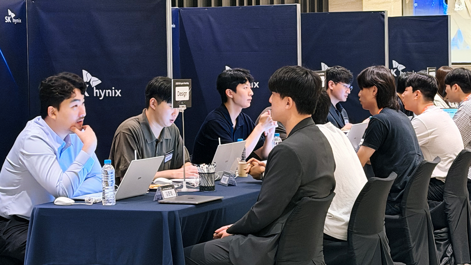 SK하이닉스 부스에서 지원자들이 실무진과 1대1 상담을 진행하고 있는 모습.