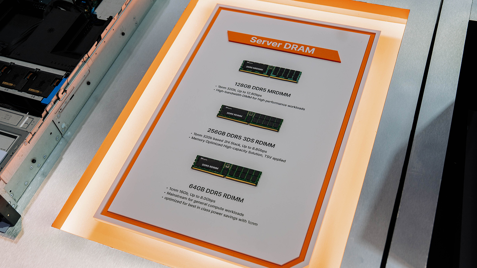 SK하이닉스가 전시한 서버용 DRAM 제품군, 128GB부터 256GB까지 다양한 DDR5 메모리 라인업을 소개하는 패널.