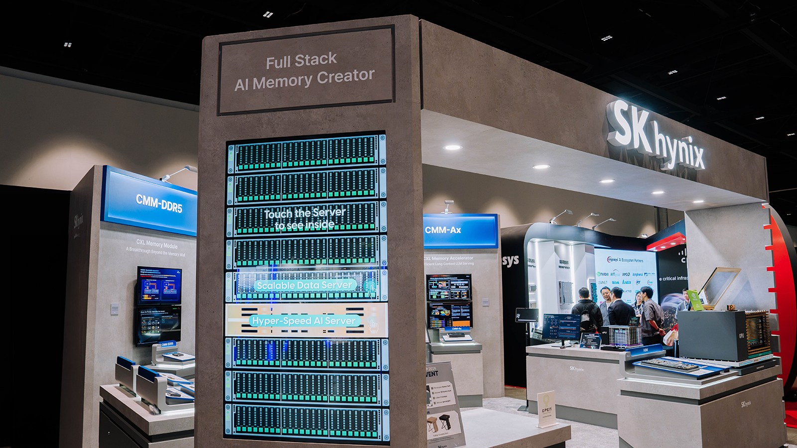 SK하이닉스 전시관에 'Full Stack AI Memory Creator'와 CMM-DDR5, CMM-Ax 등 AI 메모리 제품이 전시돼 있다.