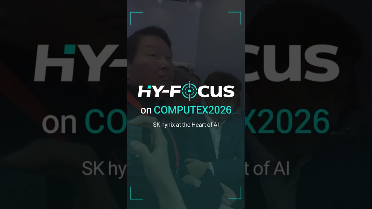 'HY-FOCUS on COMPUTEX2026' 문구와 함께 SK하이닉스 관계자들이 부스를 둘러보는 모습.