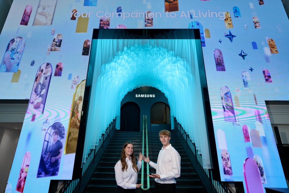 삼성전자 부스 계단 앞에서 모델들이 'Your Companion to AI Living'을 주제로 한 AI 리빙 전시를 소개하고 있다.
