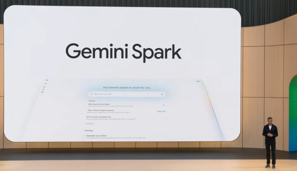 구글 관계자가 무대에서 새로운 AI 기능 'Gemini Spark' 화면을 소개하고 있다.