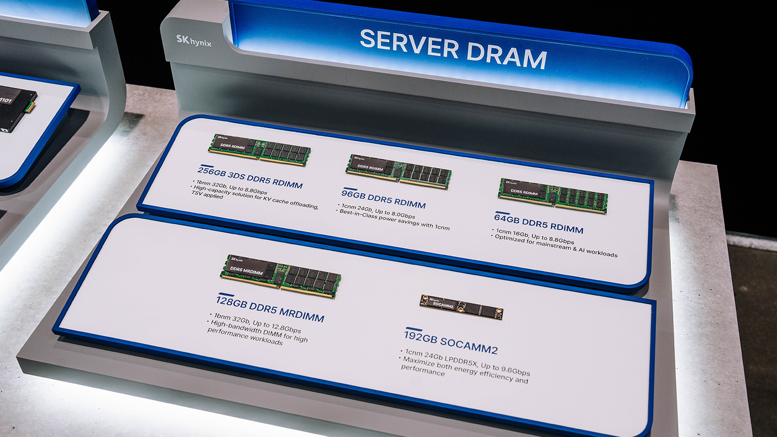 SK하이닉스 전시 부스에 진열된 서버용 DDR5 RDIMM, MRDIMM, SOCAMM2 등 차세대 메모리 제품들