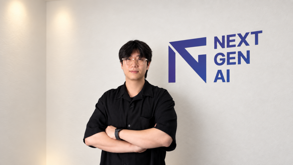 검은 셔츠를 입고 팔짱을 낀 김도경 넥스트젠에이아이 대표가 'NEXT GEN AI' 로고 앞에서 포즈를 취하고 있다.