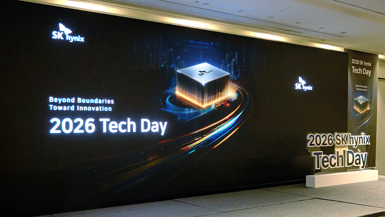 SK하이닉스 '2026 Tech Day' 행사장에 설치된 대형 스크린과 로고 조형물.