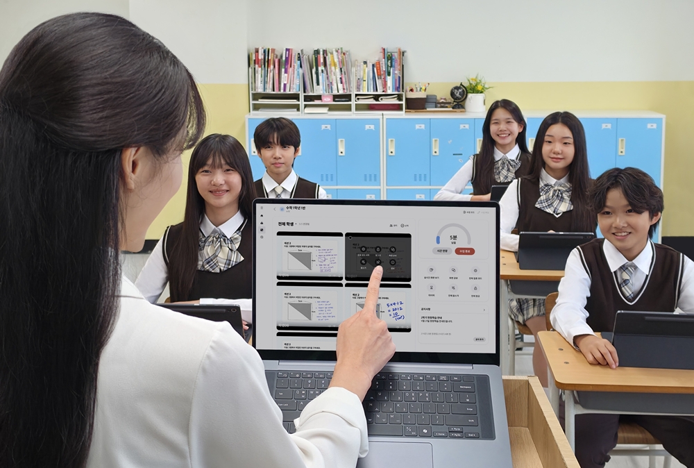 교사가 노트북으로 '갤럭시 클래스룸' 화면을 확인하며 학생들의 학습 현황을 살펴보고 있다.