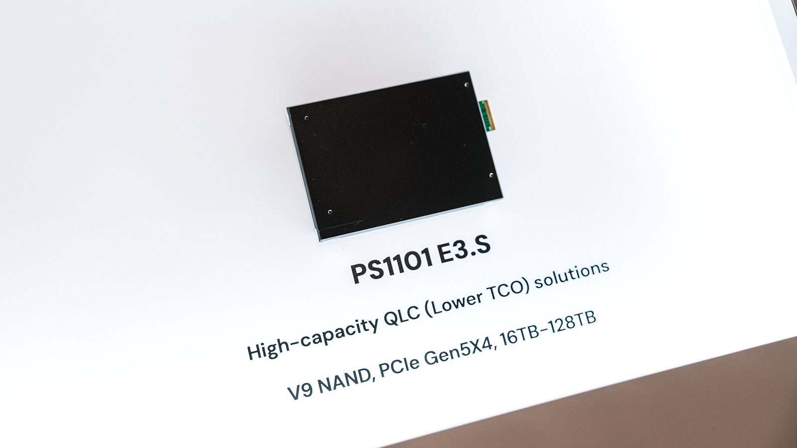 SK하이닉스가 전시한 대용량 QLC 낸드 솔루션 'PS1101 E3.S' 제품, V9 낸드와 PCIe Gen5 지원으로 16TB~128TB 용량 구현.