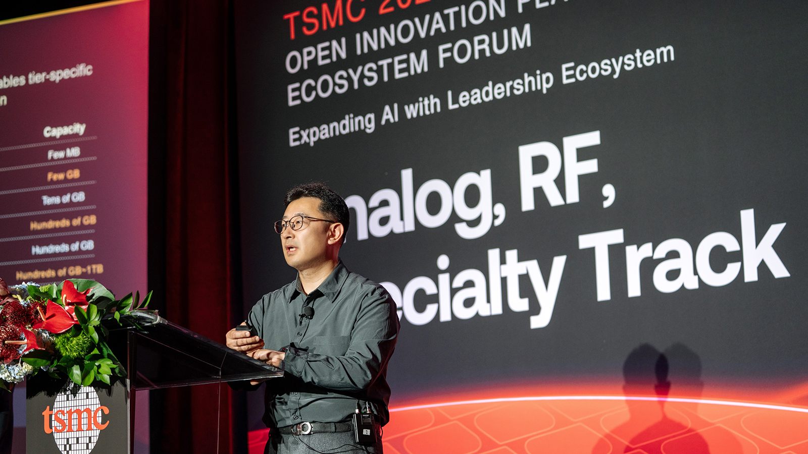 TSMC 개방형 혁신 플랫폼 생태계 포럼에서 SK하이닉스 관계자가 차세대 메모리 포트폴리오에 대해 발표하고 있다.