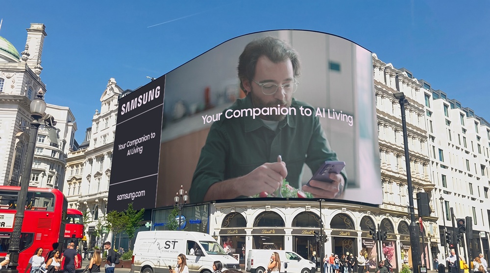 런던 피카딜리 서커스 대형 전광판에 삼성전자의 'Your Companion to AI Living' 광고가 표시되어 있다.