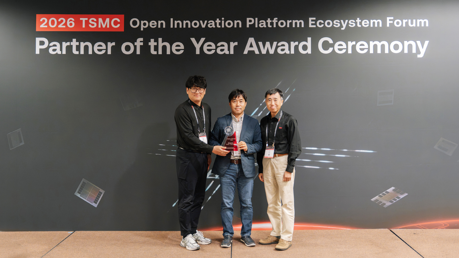 SK하이닉스 관계자들이 TSMC 오픈 이노베이션 플랫폼 포럼에서 '올해의 파트너상'을 수상하고 기념촬영을 하고 있다.