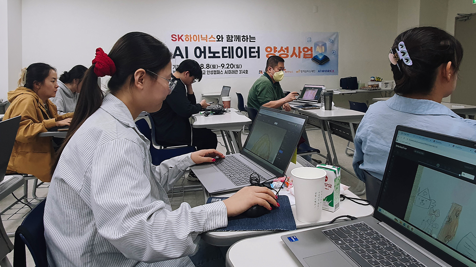 'SK하이닉스와 함께하는 AI 어노테이터 양성사업' 현수막이 걸린 교육장에서 참가자들이 노트북으로 데이터 라벨링 실습을 하고 있다.