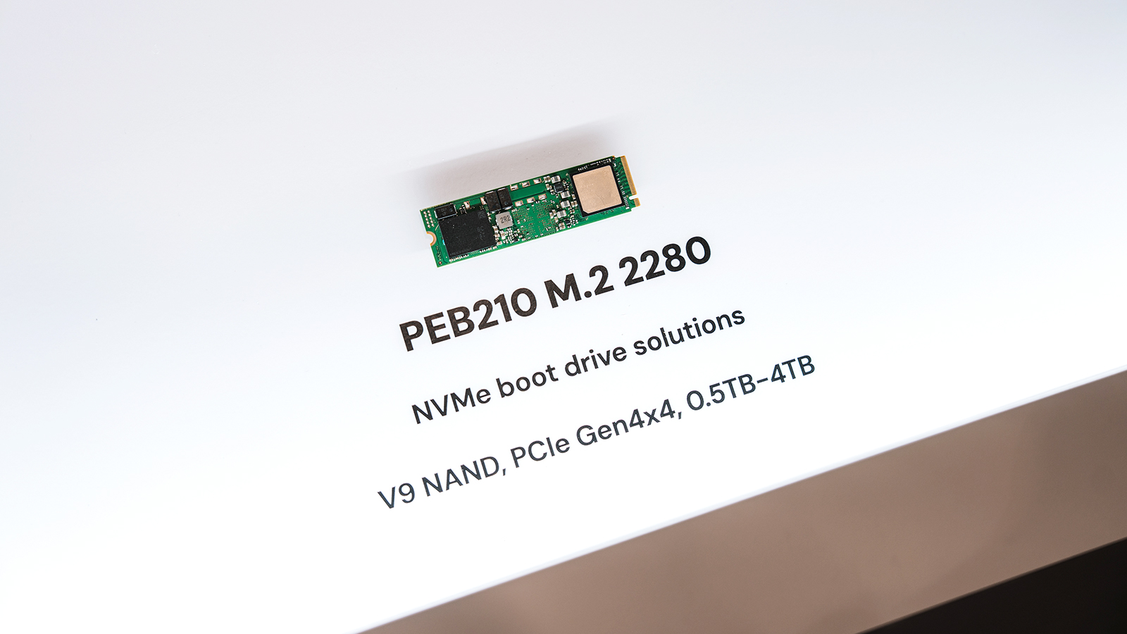 SK하이닉스의 NVMe 부팅 드라이브 솔루션 'PEB210 M.2 2280' 제품과 V9 낸드 기반 사양이 표기된 전시 이미지.