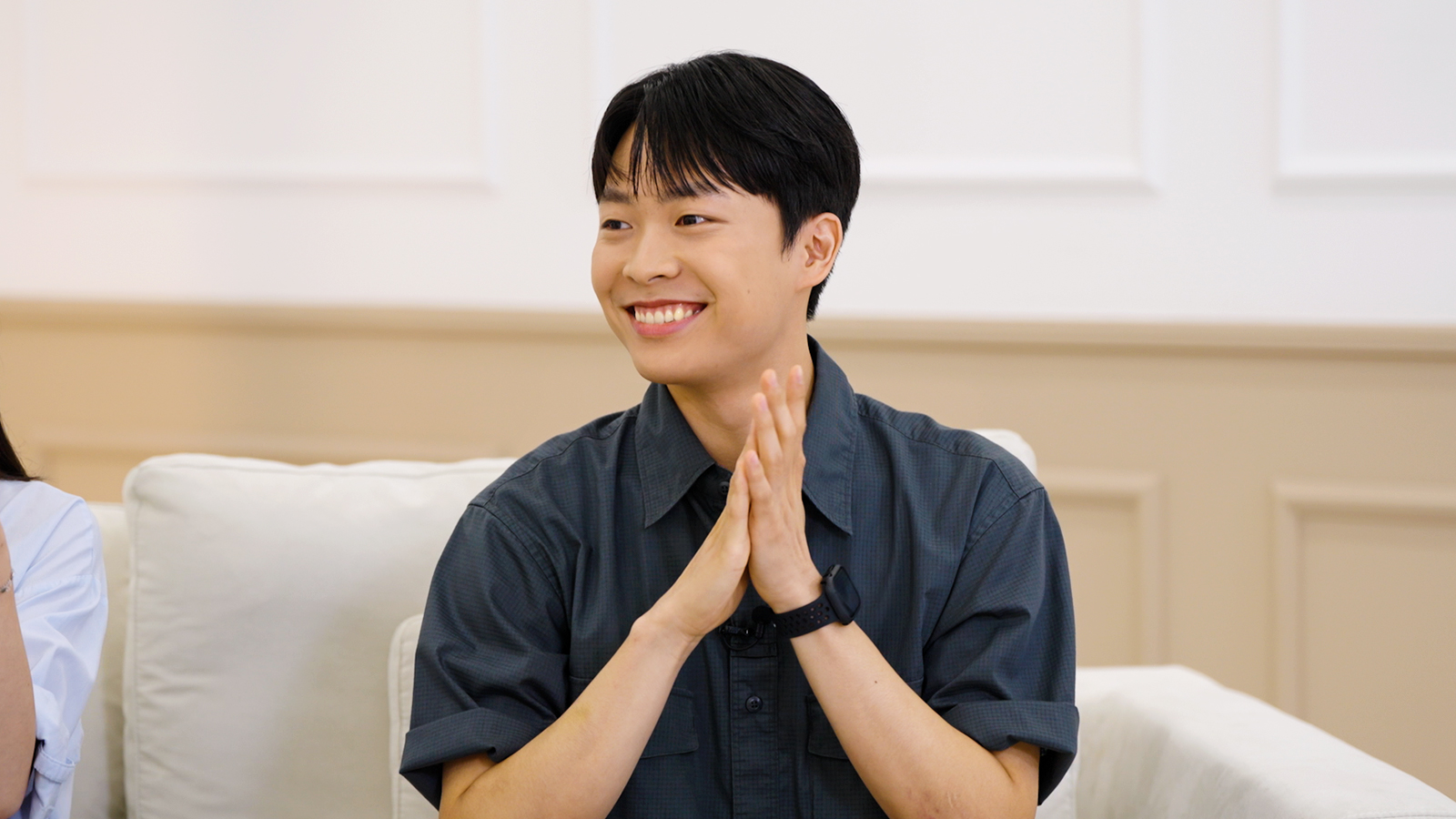 인터뷰 중 두 손을 모으고 환하게 웃는 남성, PIM 기술을 주제로 한 미래인재 CLASS 강연 현장.