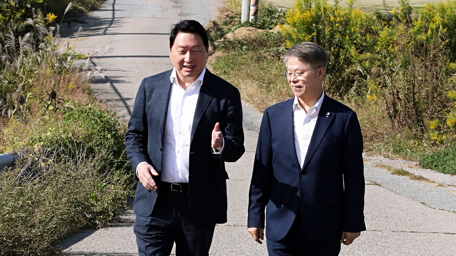 최태원 SK그룹 회장이 광주 부지를 둘러보며 관계자와 대화하고 있다.