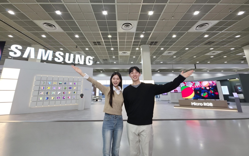 삼성전자 전시장에서 모델들이 삼성 로고와 마이크로 RGB TV 등 AI 가전 제품을 소개하고 있다.