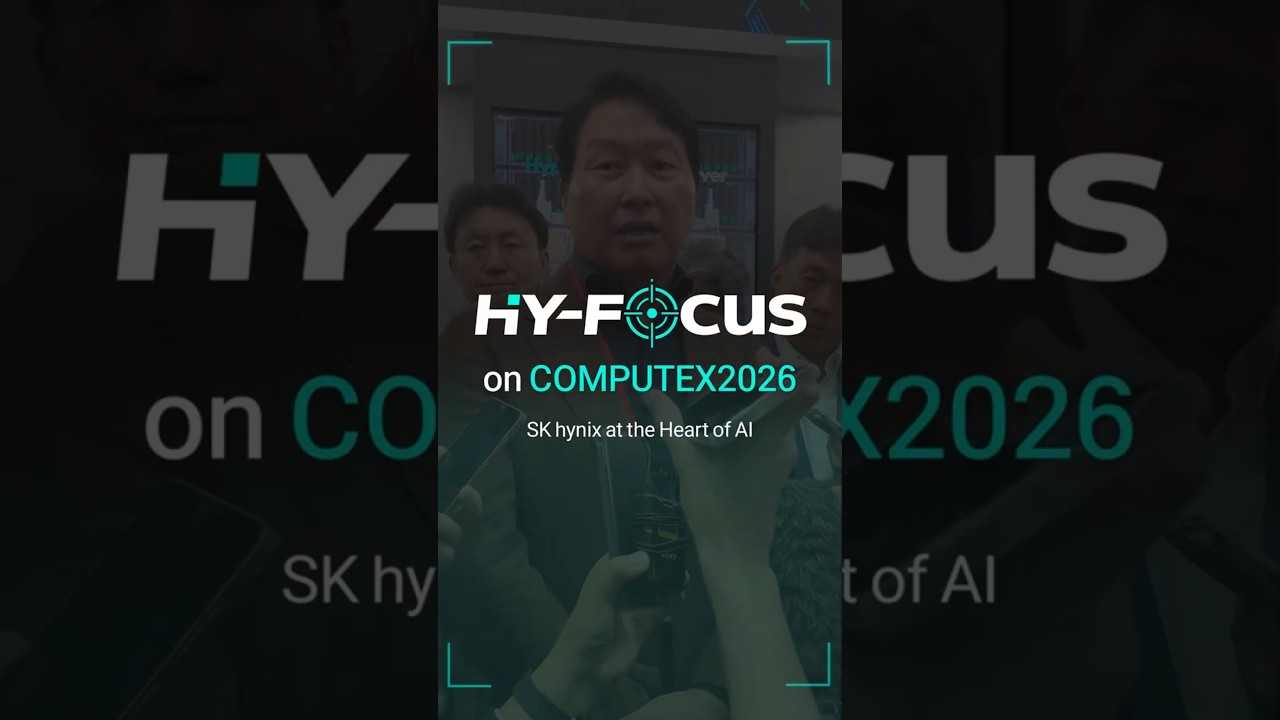 컴퓨텍스 2026 행사장에서 취재진 마이크에 둘러싸여 인터뷰하는 SK하이닉스 관계자 모습.