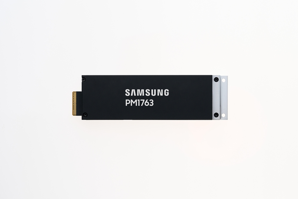 삼성전자가 양산하는 기업용 SSD 'PM1763' 제품 모습.