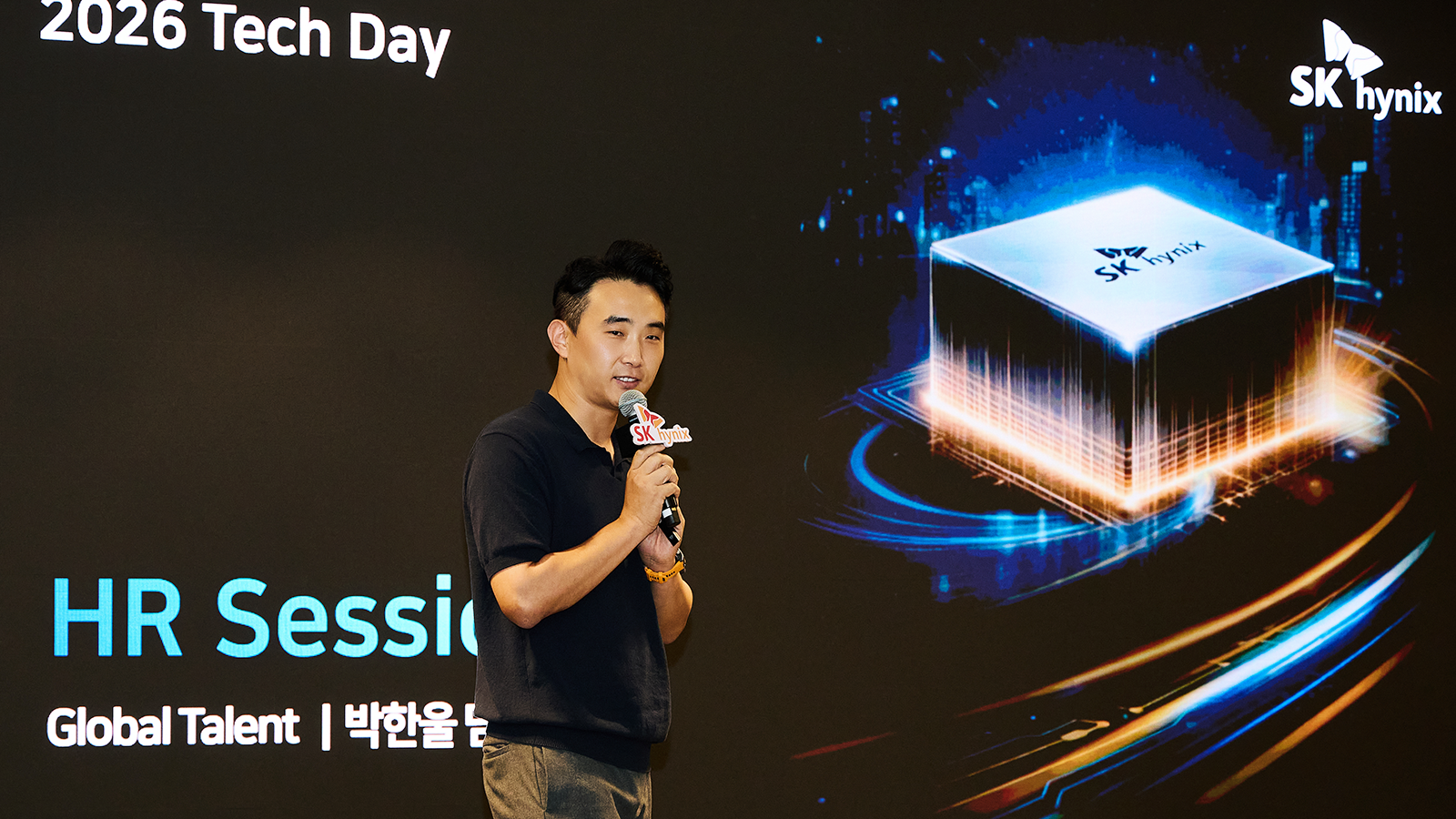 SK하이닉스 2026 Tech Day 행사에서 관계자가 마이크를 들고 HR 세션을 발표하고 있다.